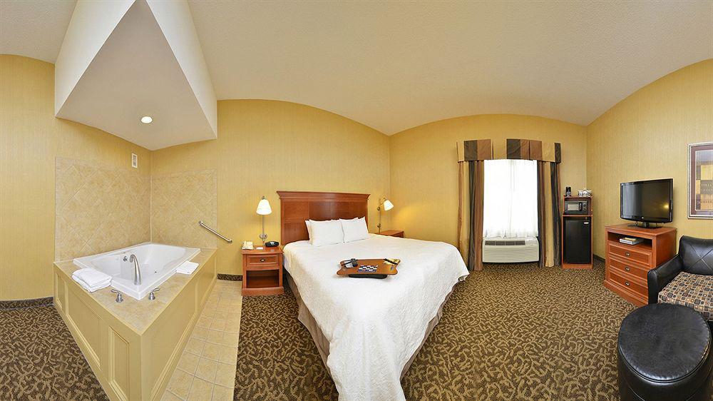 Hampton Inn Utica Esterno foto