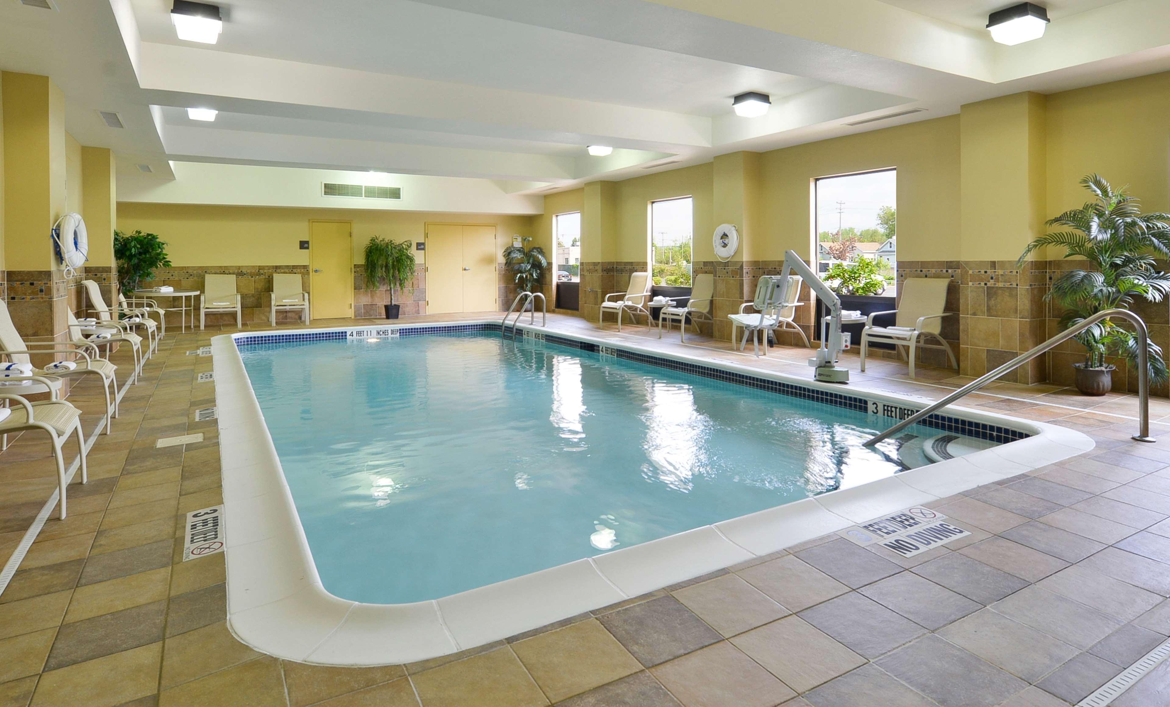 Hampton Inn Utica Esterno foto