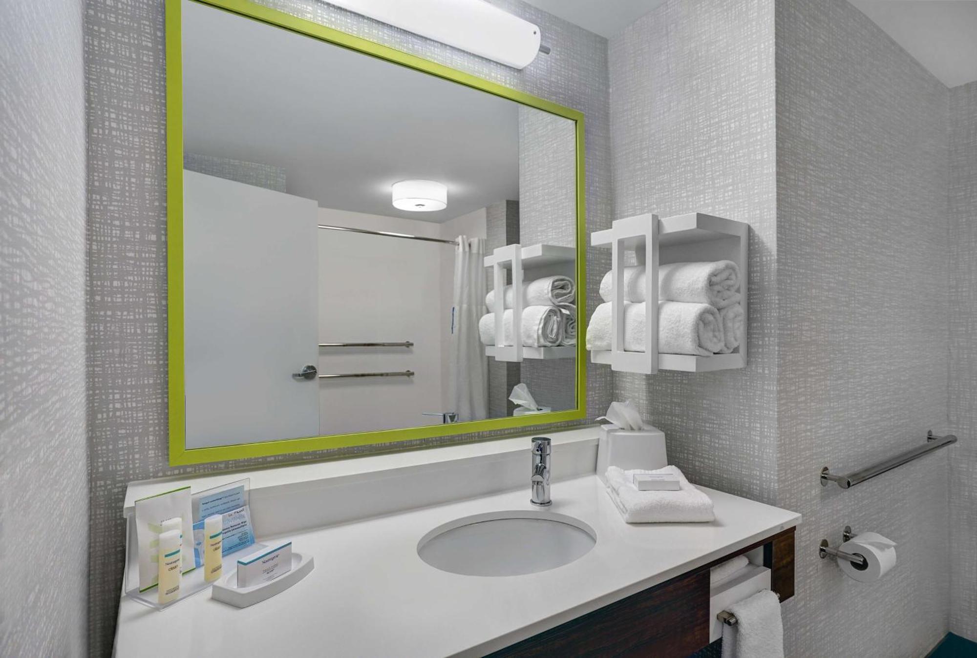 Hampton Inn Utica Esterno foto