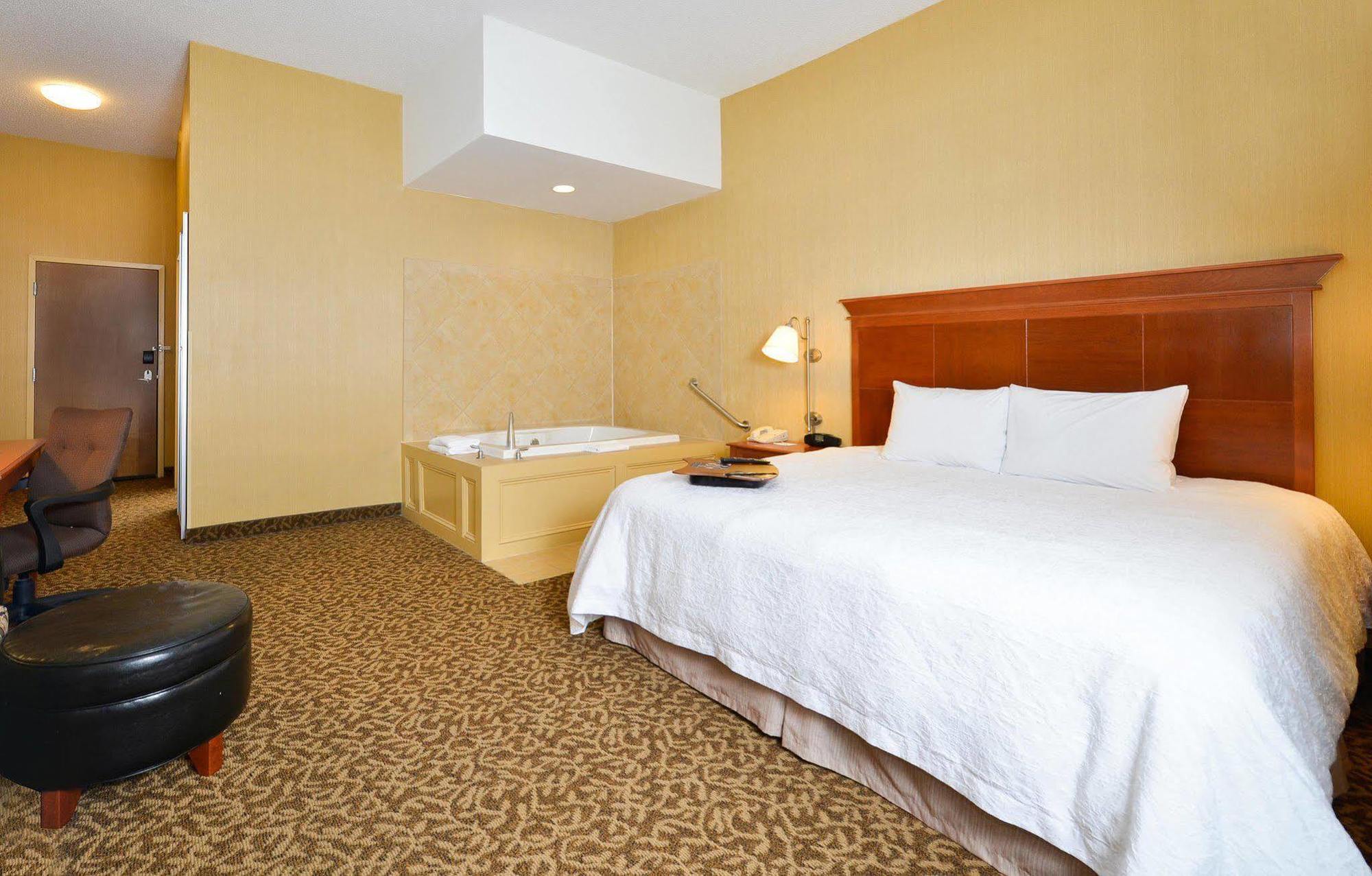 Hampton Inn Utica Esterno foto